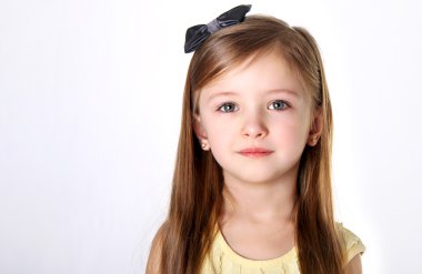 Kız beyaz bir arka plan üzerinde bir yay ile