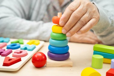 Asyalı yaşlı kadın oyun oynuyor.