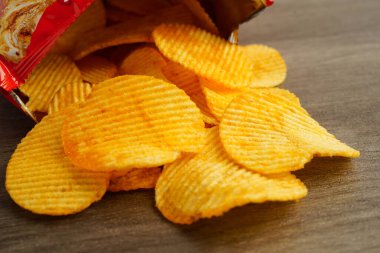 Patates cipsi, leziz BBQ baharatlı Crips, ince dilimlenmiş kızarmış abur cubur fast food.