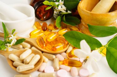 Alternatif ilaç bitkisel organik kapsül E omega 3 vitamini balık yağı, mineral, bitki yapraklı ilaç sağlıklı yaşam için doğal destek.