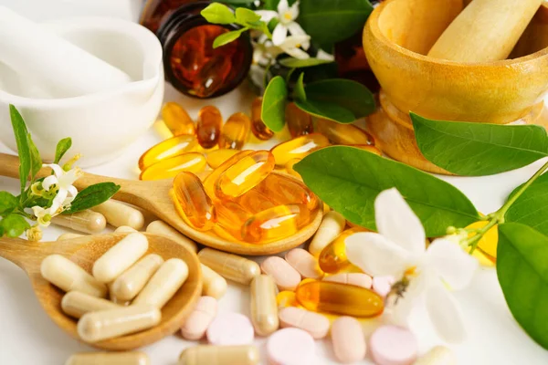 Alternatif ilaç bitkisel organik kapsül E omega 3 vitamini balık yağı, mineral, bitki yapraklı ilaç sağlıklı yaşam için doğal destek.