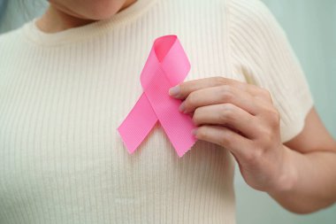 Ekim ayı için pembe kurdeleli Asyalı kadın meme kanseri günü.