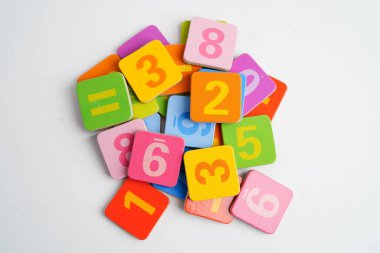 Matematik ve eğitim matematiği öğrenmek için tahta blok küpleri.