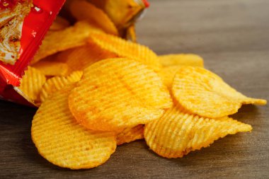 Patates cipsi, leziz BBQ baharatlı Crips, ince dilimlenmiş kızarmış abur cubur fast food.