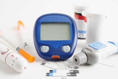 Glukometre neşter ve test şeritleri kan şekerini diyabet için test ediyor..