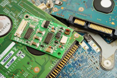 Not defteri, elektronik, bilgisayar donanımı ve teknolojisinin devre ana paneli onarılıyor ve güncelleniyor.