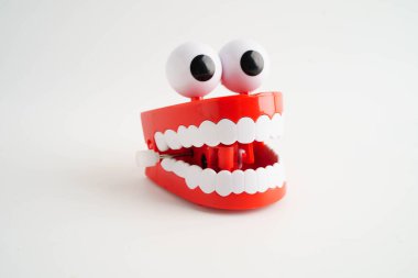 Diş sağlığı için takma dişli komik kırmızı dişler..
