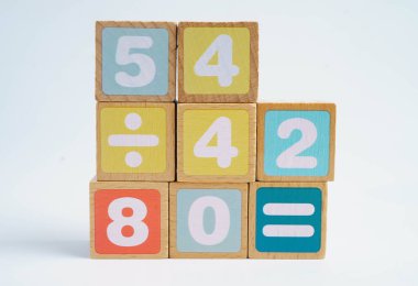 Matematik ve eğitim matematiği öğrenmek için tahta blok küpleri.