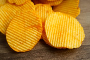 Açık pakette patates cipsi, Crips için baharatlı barbekü sosu, ince dilimlenmiş kızarmış fast food..