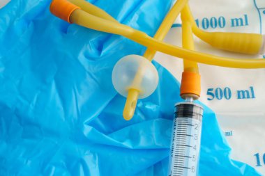 Foley kateteri ve idrar boşaltma torbası sakatlık veya hastanede yatan hasta için idrar topluyor..