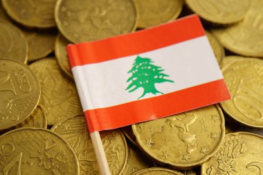 Para ve banknot üzerinde Lübnan bayrağı, yatırım ticareti ticari para birimi kavramını finanse ediyor.