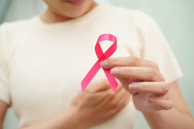 Ekim ayı için pembe kurdeleli Asyalı kadın meme kanseri günü.