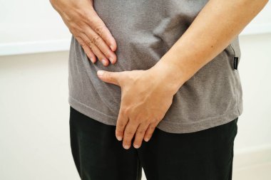 Fıtık, Asyalı erkek mide ağrısı, karın ağrısı ve üroloji problemi..