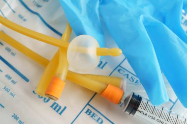 Foley kateteri ve idrar boşaltma torbası sakatlık veya hastanede yatan hasta için idrar topluyor..