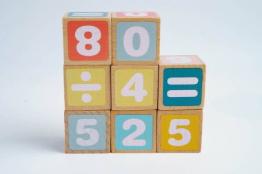 Matematik ve eğitim matematiği öğrenmek için tahta blok küpleri.