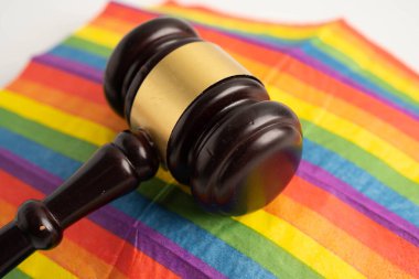 Gavel, LGBT gurur ayının sembolü olan gökkuşağı bayrağında hakim avukat adayı..