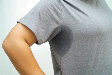 Koltuk altı terli, koltukaltı terli Asyalı kadın..