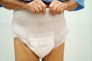 Hastanede yetişkin bezi takan Asyalı son sınıf öğrencisi bir hasta..