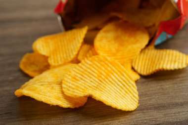 Patates cipsi, leziz BBQ baharatlı Crips, ince dilimlenmiş kızarmış abur cubur fast food.