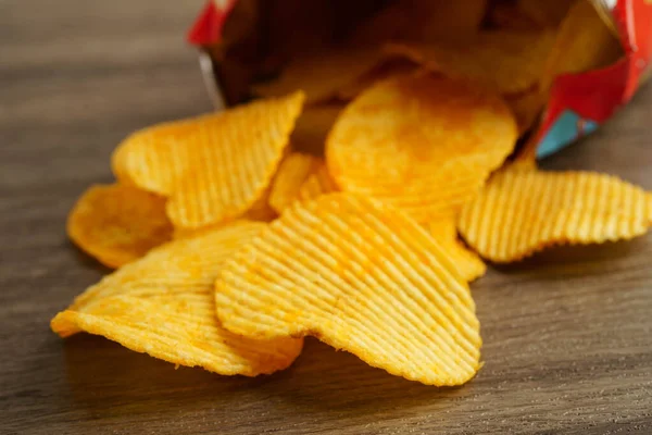 Patates cipsi, leziz BBQ baharatlı Crips, ince dilimlenmiş kızarmış abur cubur fast food.