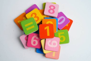 Matematik ve eğitim matematiği öğrenmek için tahta blok küpleri.