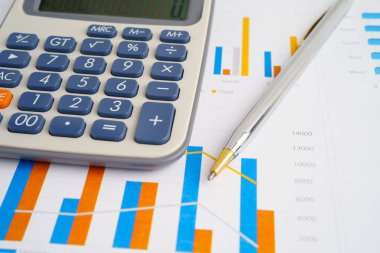 Grafik kağıdındaki hesap makinesi. Finans, hesap, istatistik, yatırım veri ekonomisi, borsa işi.