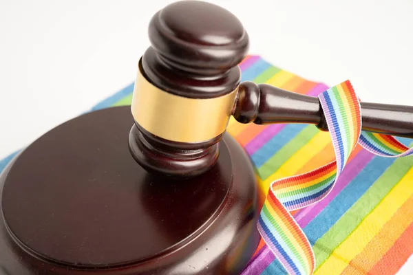 Gavel, LGBT gurur ayının sembolü olan gökkuşağı bayrağında hakim avukat adayı..