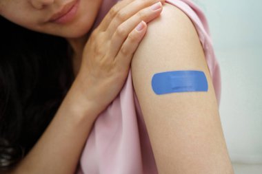 HPV, insan papillomavirus, mavi bandajlı aşı olan Asyalı genç kadın..