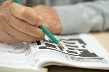 Bangkok, Tayland - 15 Mayıs 2022 Sudoku oyunu oynayan yaşlı kadın.
