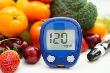 Kan şekeri seviyesini ölçmek için dijital glikoz ölçer gıdası diyabet tedavisi için sebze ve meyve sağlıklıdır..