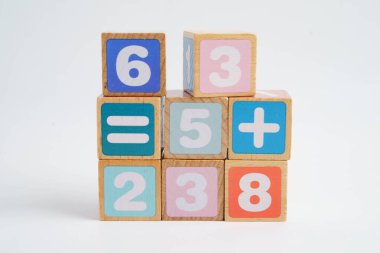 Matematik ve eğitim matematiği öğrenmek için tahta blok küpleri.