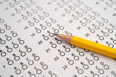 Seçim ve eğitim için kalem çizimi ile cevap sayfaları doldur.