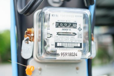 Bangkok, Tayland 7 Nisan 2025 Ev ve ofis enerji maliyeti için elektrik ölçüm sayacı.