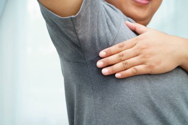 Koltuk altı terli, koltukaltı terli Asyalı kadın..