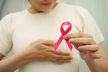 Ekim ayı için pembe kurdeleli Asyalı kadın meme kanseri günü.