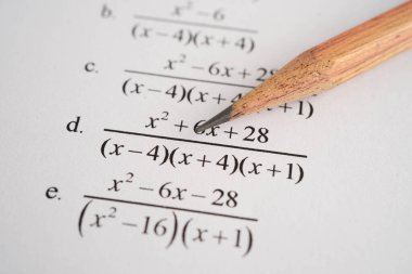 Seçim ve eğitim için kalem çizimi ile cevap sayfaları doldur.