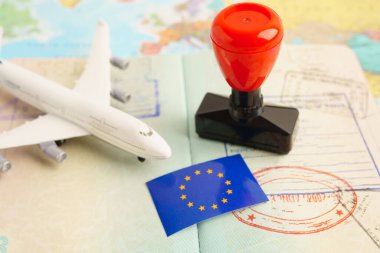 Turizm için onaylanmış belge üzerindeki onaylı AB pasaportu ülkedeki havaalanındaki göçmenlik bürosuna gönderildi.