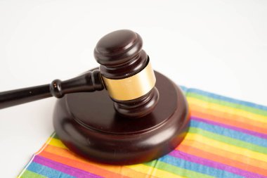 Gavel, LGBT gurur ayının sembolü olan gökkuşağı bayrağında hakim avukat adayı..