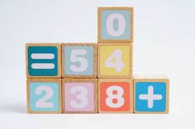 Matematik ve eğitim matematiği öğrenmek için tahta blok küpleri.