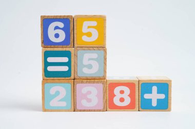 Matematik ve eğitim matematiği öğrenmek için tahta blok küpleri.