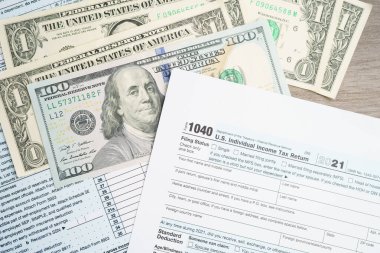 Vergi formu 1040 A.B.D. Bireysel Gelir Vergisi Dolar banknotlarıyla geri dönüyor.
