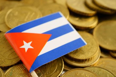 Bozuk para, finans ve muhasebe, bankacılık kavramı üzerine Küba bayrağı.