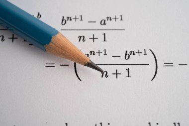 Eğitim okulunda matematik formülü sınav kağıdı üzerine kalem..