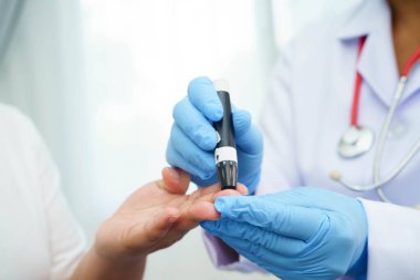 Doktor, parmak ucu ve parmak şekeri seviyesindeki şeker hastalıklarını kontrol et..