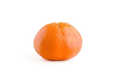 Taze olgun mandalina portakalı beyaz arka planda izole edilmiş.