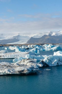 Sersemletici bir kar dağının zemininde yüzen buzdağlarının sakin manzarası ele geçirildi..