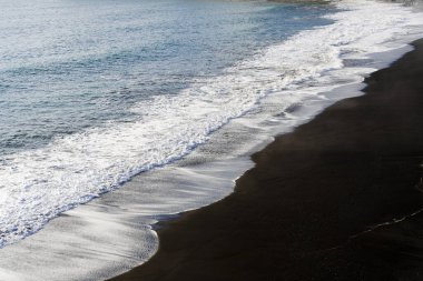 Kara kumsala vuran dalgalar dingindir. Gökyüzü geniştir ve doğayı tamamlar..