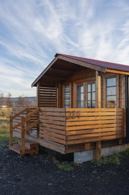 Huzurlu bir ortamda yuva yapmış rahat bir ahşap kulübe. Rahatlamak için mükemmel bir verandası var..