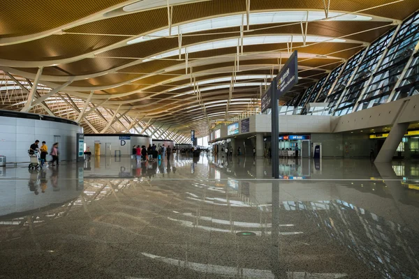 Terminal de salida del aeropuerto de Shanghai Pudong, China — Foto de Stock