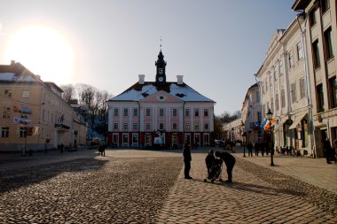 Tartu Town Hall Square kışın, Tartu, Estonya